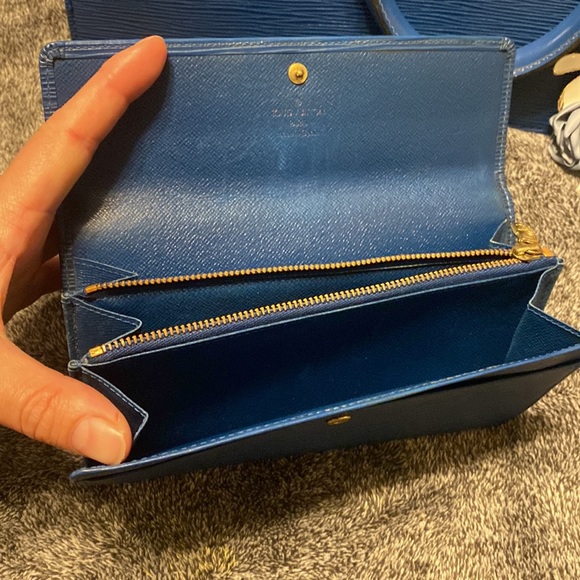 Set Luis Vuitton Epi Triangle Bag - Picture 15 of 16